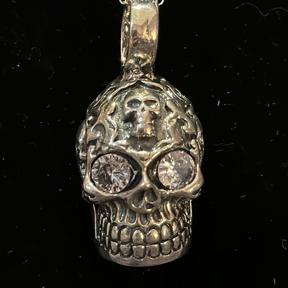 Skull pendant with chain